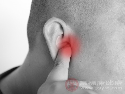 当炎症累及内耳时，可能会刺激耳部的神经，从而引起头疼