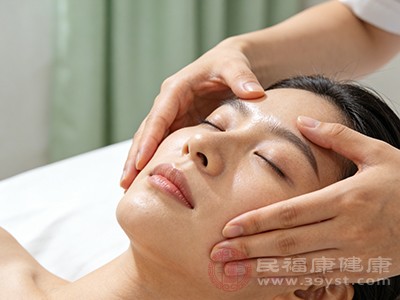 按摩可以促进皮肤血液循环，加快新陈代谢，帮助护肤品中的营养成分更好地吸收，同时刺激皮肤细胞活性，促进胶原蛋白合成