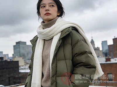 膝盖风湿痛患者对寒冷和潮湿比较敏感，因此要注意保暖防潮。