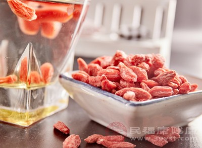 用枸杞泡水是常见的食用方法