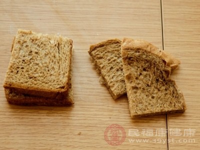 早上喝豆浆时，最好搭配一些富含碳水化合物、膳食纤维和维生素的食物，如全麦面包、燕麦片、水果等