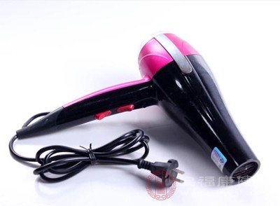 使用吹风机