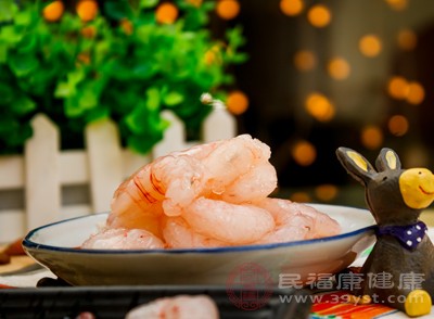 腥发食物主要包括各种海鲜，如鱼、虾、蟹，以及羊肉、牛肉等肉类