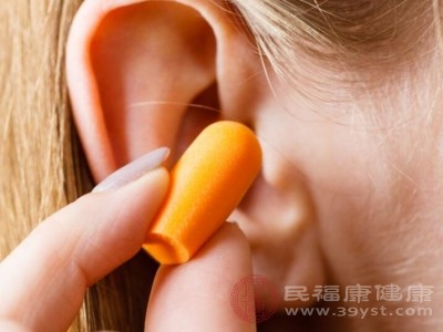 耳塞会削弱声音的强度，导致传入内耳的声音信号变弱