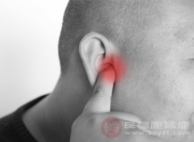 中耳内压力失衡，会出现耳闷、耳鸣等症状