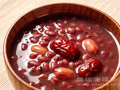 将红豆和红枣一同熬制成汤，二者的健脾功效相互协同