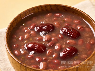 红豆红枣汤将红豆和红枣的营养充分融合，经常饮用，可以为身体补充全面的营养，增强机体的抵抗力