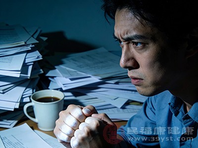 长期处于紧张、焦虑、压力过大的精神状态下，人体的神经系统会受到影响，导致唾液腺分泌功能失调，唾液分泌减少，出现嘴干口渴的现象