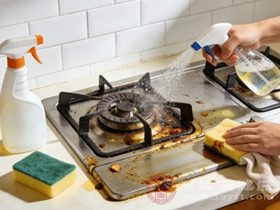 厨房是全家烟火气的聚集地，也是油污和细菌最易堆积的地方，尤其是灶台和墙面，长期沾染油烟、食物残渣，不及时清理会滋生大量细菌，甚至产生异味，影响家人呼吸和饮食健康