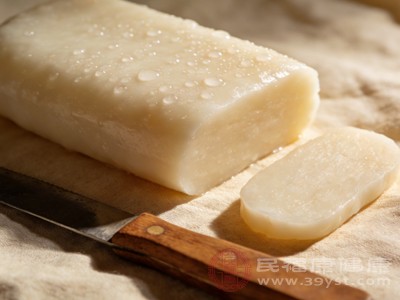 蒸、煮是吃年糕最健康的两种方式，能最大程度保留年糕的软糯口感，同时避免额外摄入多余油脂