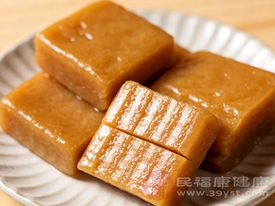 年糕本身营养单一，且黏腻不易消化，烹饪时搭配合适的食材尤为重要