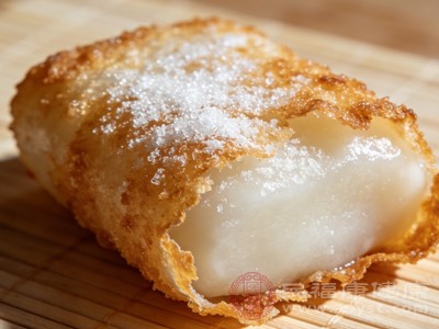 肠胃功能较弱者、血糖偏高者应尽量少吃年糕，血糖偏高者优先选择原味蒸、煮年糕，避免吃甜款和油炸款