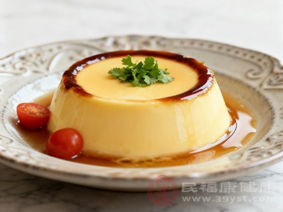 鸡蛋羹，富含蛋白质且质地柔软，容易被人体消化吸收，不会加重胃部负担