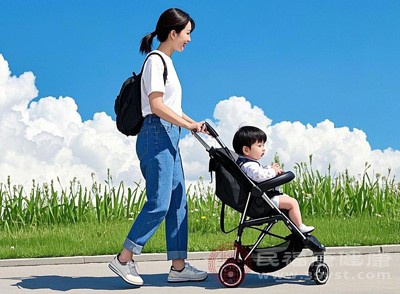 可以选择在饭后进行适度的散步，帮助促进胃肠蠕动，加快食物消化