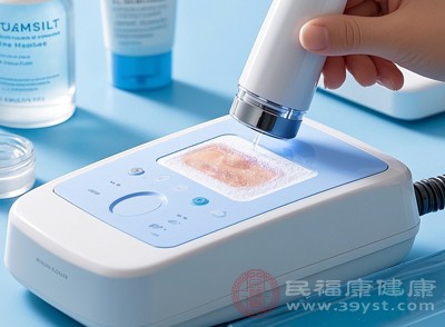 光子嫩肤是利用强脉冲光作用于皮肤，改善皮肤质地和色泽的医美方法