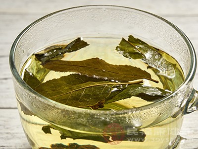 杜仲叶还能促进身体的新陈代谢，加速体内代谢废物的排出