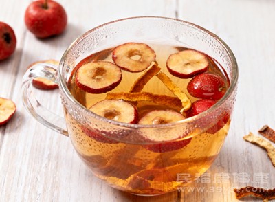 可以适当食用一些具有消食祛湿作用的食物，如山楂、陈皮等