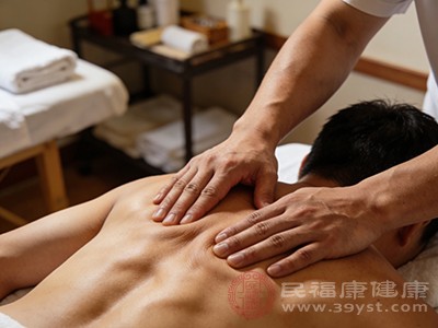 推背通过揉捏、按压、推拿等手法，直接作用于背部肌肉组织，能够有效放松紧张的肌肉纤维