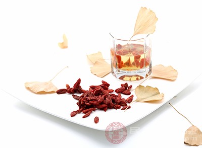 孕妇、儿童以及正在服用特殊药物的人群，在饮用枸杞搭配的补肾茶饮前，需谨慎考虑。