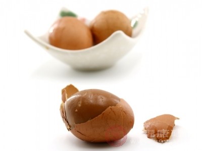 在茶叶蛋的制作过程中，如果煮制时间过长，鸡蛋中的蛋白质会过度凝固，变得紧实难消化，增加肠胃负担