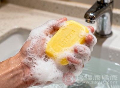 温肥皂水清洗