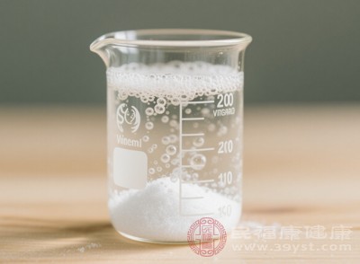 可使用小苏打水清洗