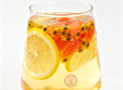 空腹喝一杯百香果蜂蜜水