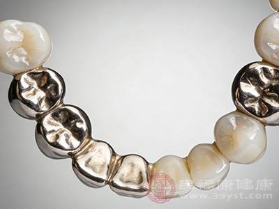 全瓷牙的制作和安装是一项精细的工作，医生的技术直接关系到全瓷牙的使用寿命