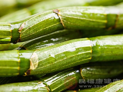 在中医理论中，新鲜石斛具有滋阴润燥的功效