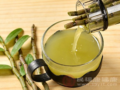 将新鲜石斛洗净、切段，放入榨汁机中，加入适量的水，榨汁饮用。