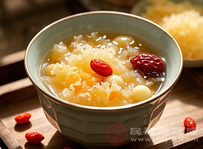 可以取少量银耳尝一尝