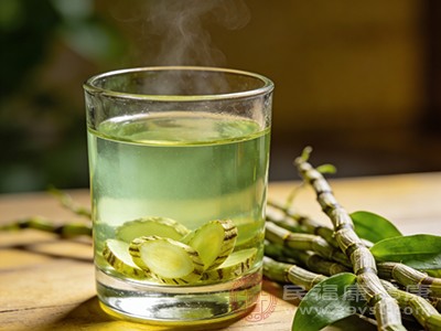 将新鲜石斛洗净、切成薄片，放入杯中，用开水冲泡，代茶饮用