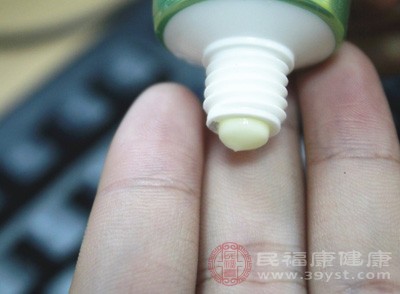 清洁后，及时涂抹滋润型护手霜，为皮肤补充水分和营养，保持皮肤的水润弹性