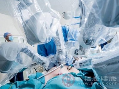 冷冻治疗是通过低温液氮作用于老人斑，使局部组织细胞坏死、脱落，从而达到去除色斑的目的