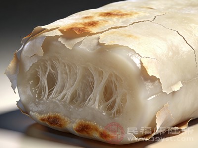 饮食上，南方小年多吃年糕，软糯香甜的年糕寓意“年年高”，承载着人们对生活越来越好、事业步步高升的愿望