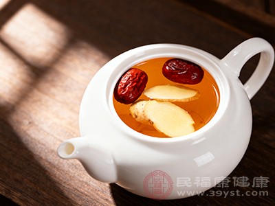 为了避免红枣姜水过于温热，可以根据个人体质搭配一些其他食材
