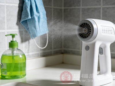 很多人消毒时敷衍了事，比如用稀释比例过高或过低的消毒水，擦拭后不静置直接擦干，或者只简单喷洒不仔细擦拭
