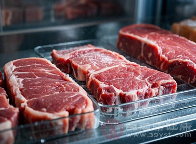 肉类是春节团圆饭必备食材，选购时优先新鲜鲜肉，看清表皮检疫合格标识，确保安全