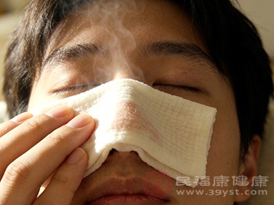 热敷可以促进鼻部血液循环，缓解鼻腔黏膜充血肿胀，减轻打喷嚏流鼻涕