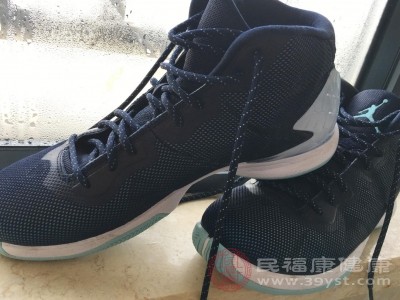 不合适的鞋子是引发左脚底板疼痛的常见“元凶”