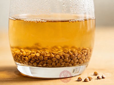 苦荞麦茶中含有一种名为芦丁的物质，它具有降低毛细血管脆性、改善微循环的作用