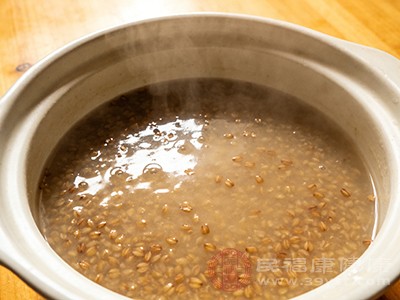 在制作米饭或粥时，加入适量的苦荞麦茶颗粒，煮出的饭或粥带有独特的香气，口感也更加丰富