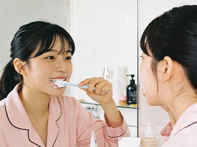 不刷牙睡觉还会导致严重的口臭