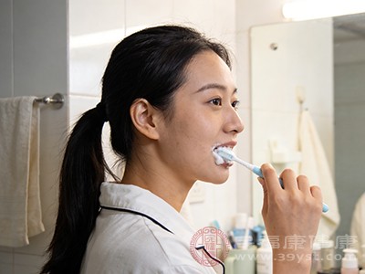 睡前不刷vs晨起不刷哪个更伤牙 答案意外