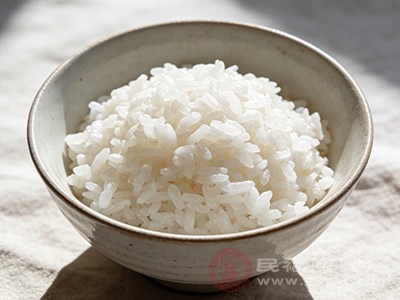 米饭则以大米为原料，碳水化合物含量相对较高，在快速为身体补充能量方面表现出色