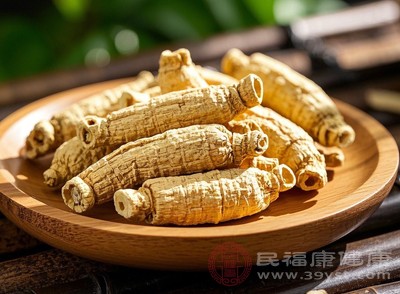 西洋参的形状多为圆柱形，相比花旗参更为细长一些