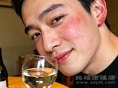 除了酒精代谢和基因因素外，身体的其他状况也会影响喝酒是否上脸