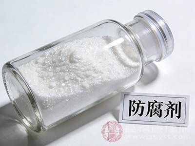 化学合成防腐剂虽然合理使用能保障食品安全，但部分产品分子结构复杂，在体内代谢缓慢