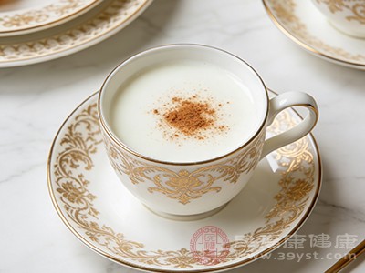 深夜牛奶纠结症 晚上喝纯牛奶到底会不会胖一文说清