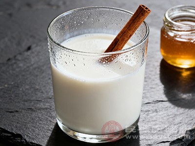 如果在晚餐已经摄入足够热量的情况下，额外饮用大量纯牛奶，就可能导致热量摄入超标